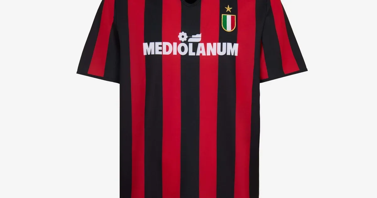 AC Milan 1988/89 thuisshirt met rood-zwarte strepen en Mediolanum-sponsor