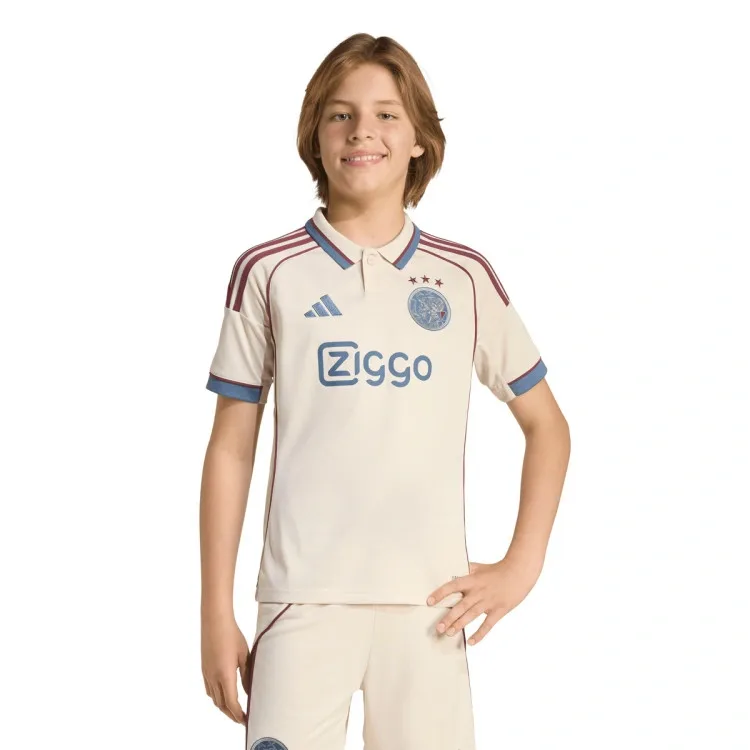 Meetlint over borst en lengte van een Ajax-shirt — zo meet je thuis de juiste maat