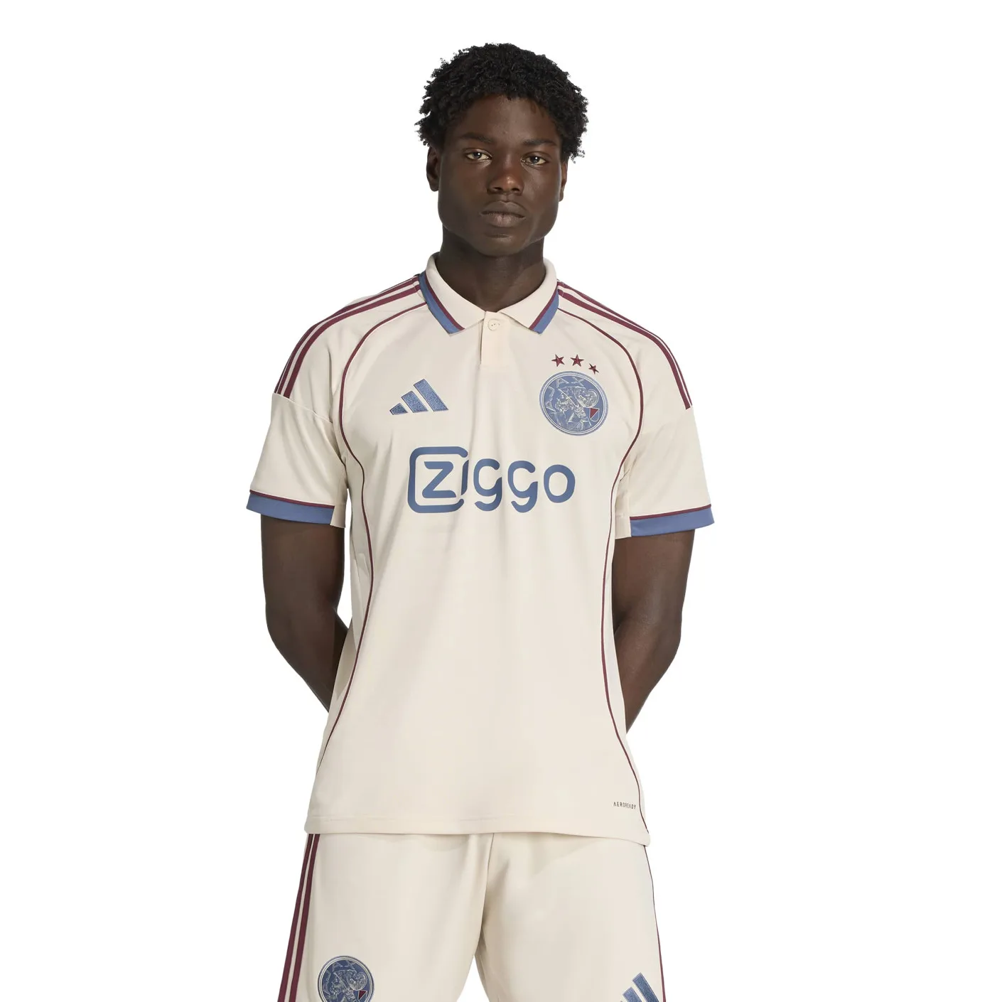 Ajax uitshirt en derde tenue naast elkaar — vergelijk de kleurstelling per variant
