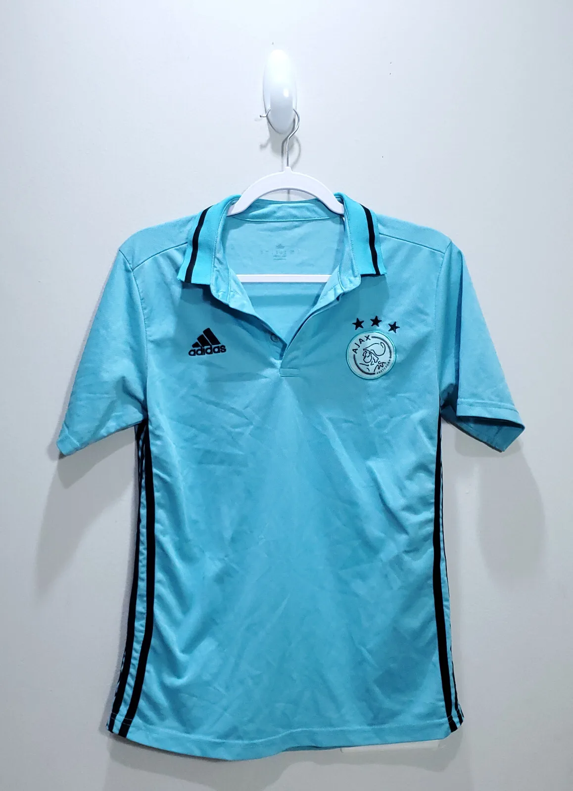 Damesfit Ajax-shirt naast herenfit — zichtbaar verschil in taille en lengte
