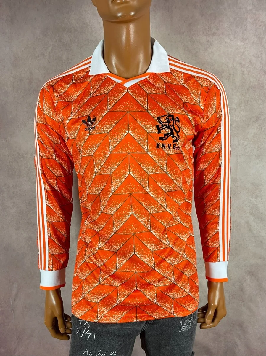Retro voetbalshirt uit 1988 naast een moderne reissue — toont het verschil tussen origineel vintage en gelicentieerde remake