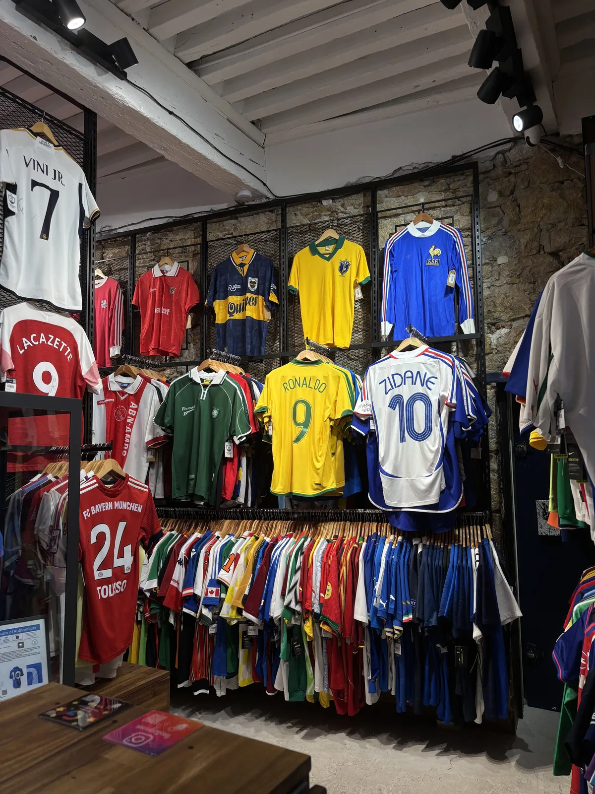 Zeldzaam retro voetbalshirt naast een nieuwe limited edition